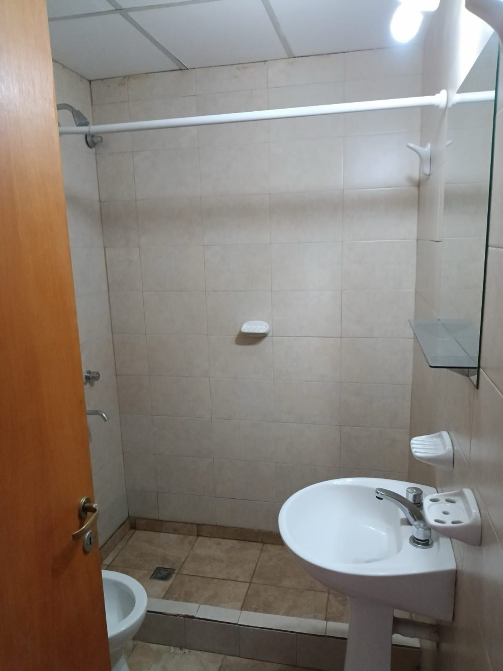 Baño con ducha, bacha con espejo y bidet