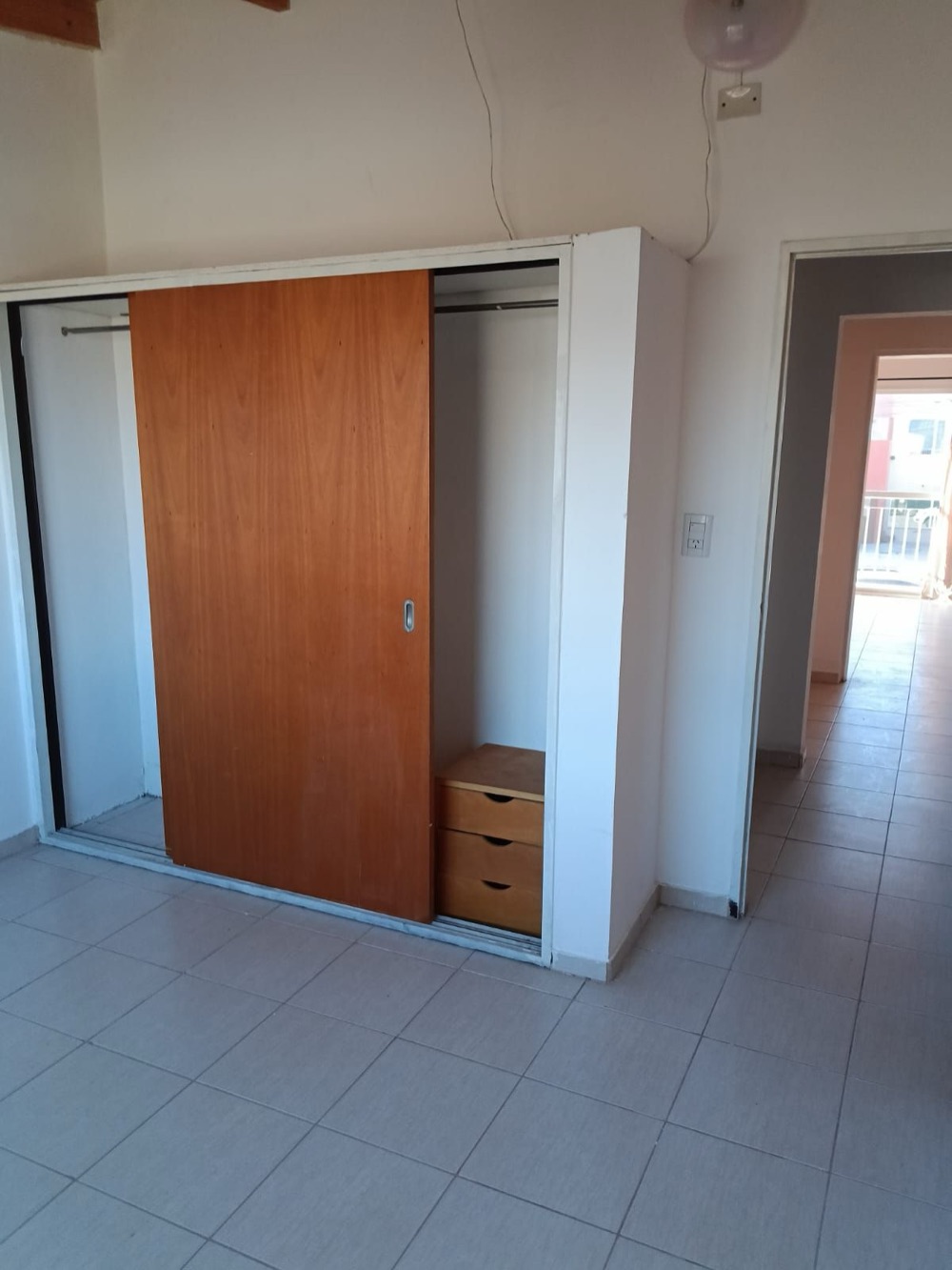 Dormitorio con placard corredizo y cómoda con cajones